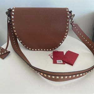 Rockstud leather saddle bag (brown in bright cognac)
